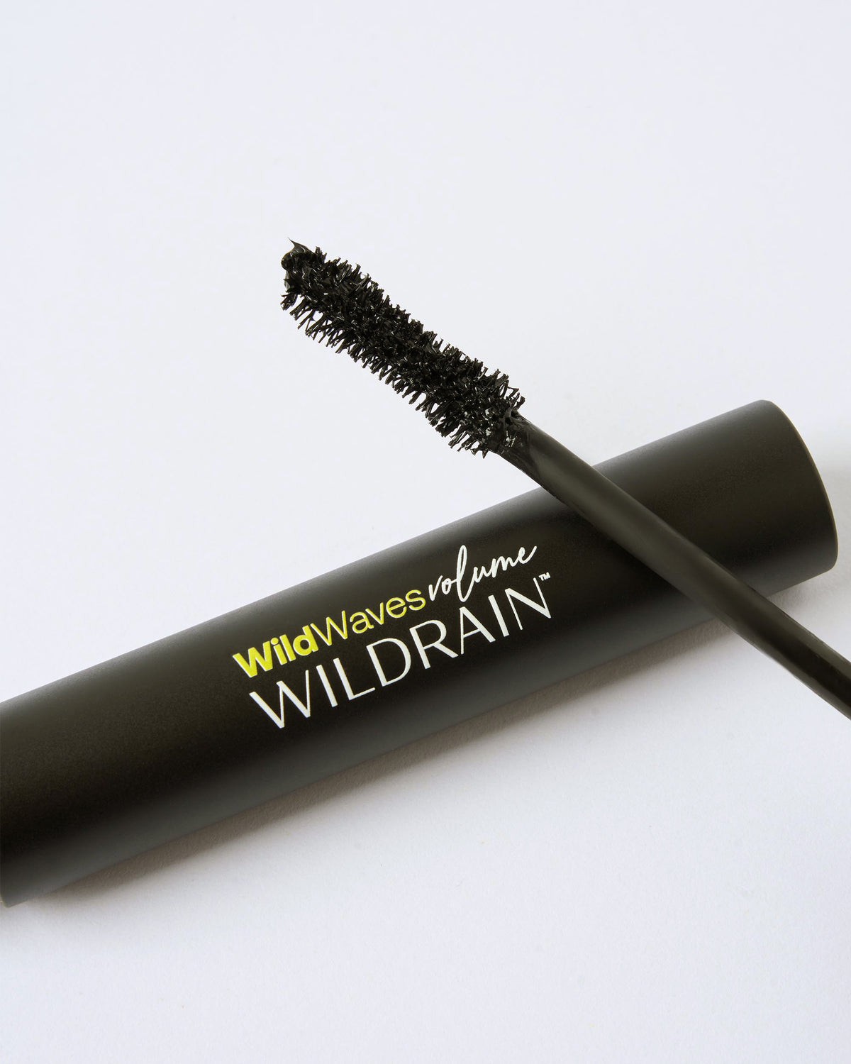 Máscara de pestañas negro intenso con tratamiento Wild Waves