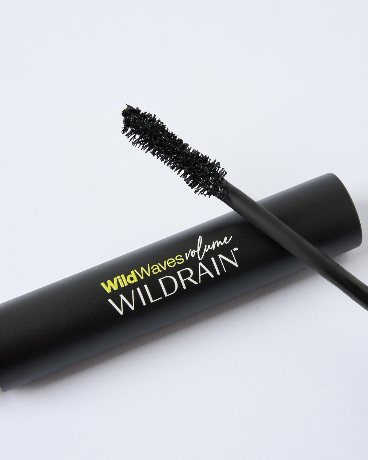 Máscara de pestañas negro intenso con tratamiento Wild Waves