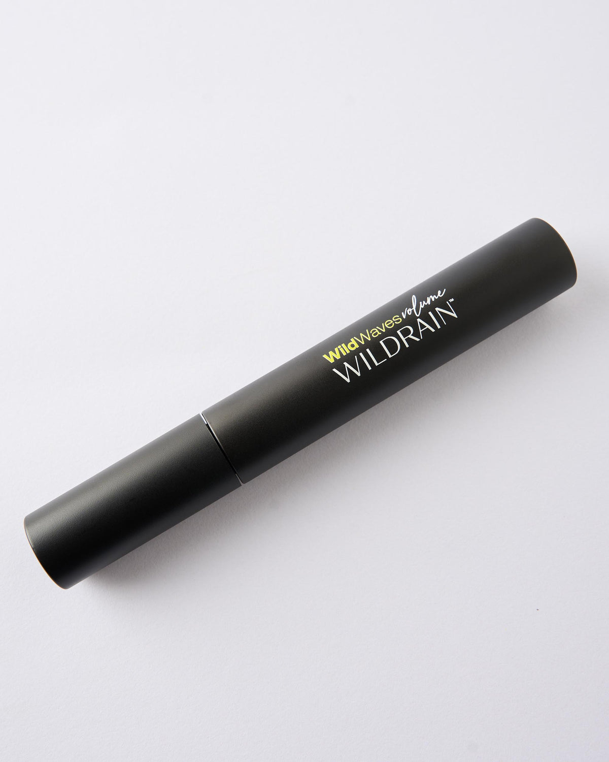Máscara de pestañas negro intenso con tratamiento Wild Waves